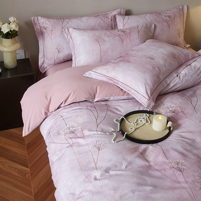 91家纺网 家纺一手货源 找家纺 金纱玉纺家纺 2025数码印花100%棉四件套 听风冷雨-粉