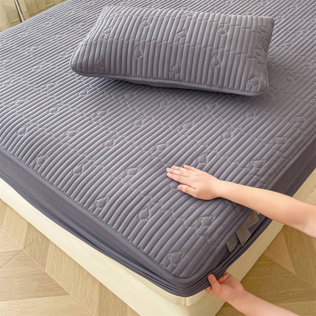 91家纺网 家纺一手货源 找家纺 雯豆家纺 2025新款洛川A类防水夹棉床笠三件套水洗棉磨毛床单保护套 洛川-深空灰