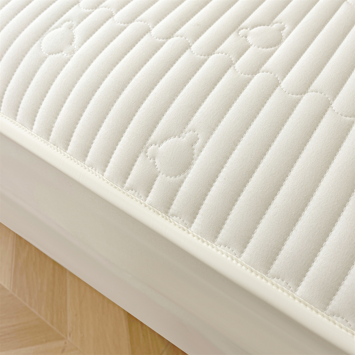 91家纺网 家纺一手货源 找家纺 雯豆家纺 2025新款洛川A类防水夹棉床笠三件套水洗棉磨毛床单保护套 洛川-月光白