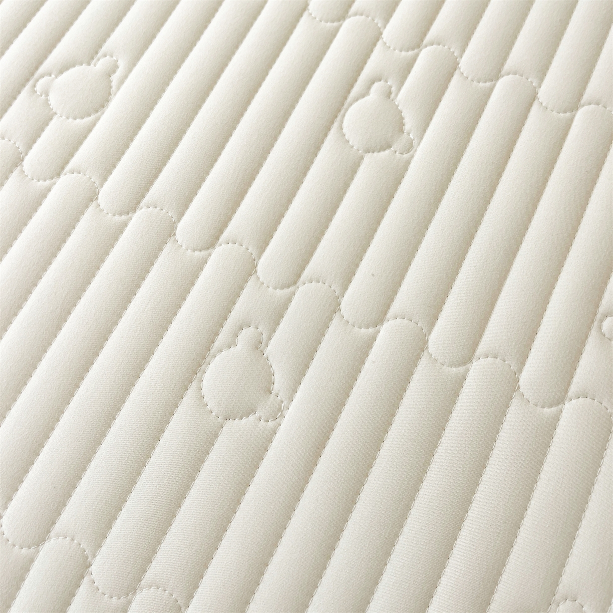 91家纺网 家纺一手货源 找家纺 雯豆家纺 2025新款洛川A类防水夹棉床笠三件套水洗棉磨毛床单保护套 洛川-月光白