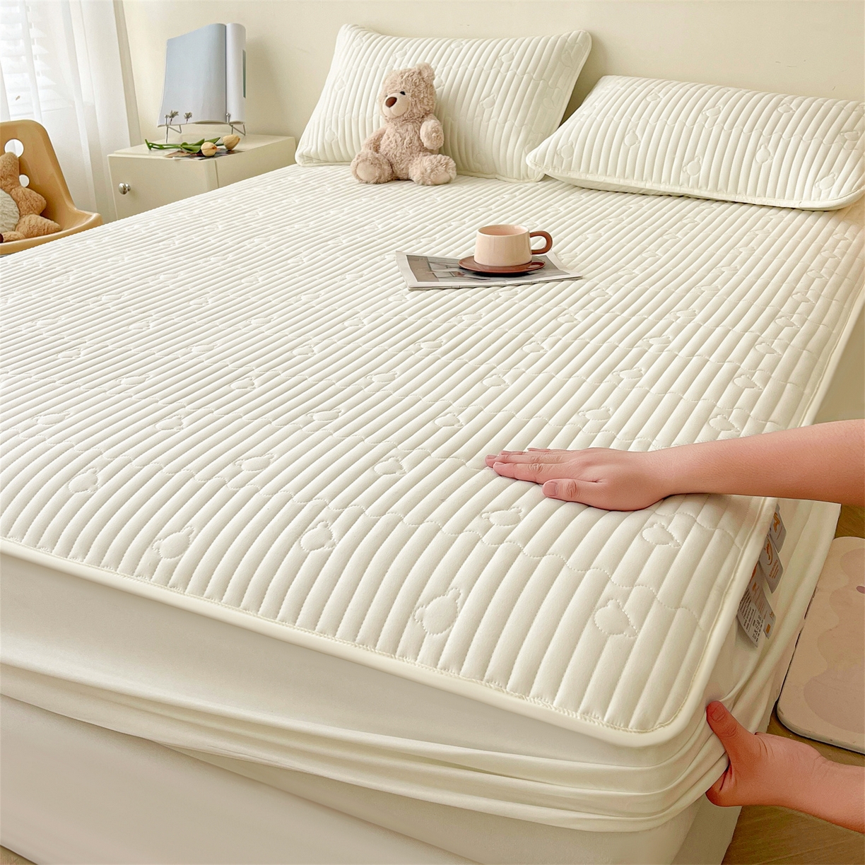 91家纺网 家纺一手货源 找家纺 雯豆家纺 2025新款洛川A类防水夹棉床笠三件套水洗棉磨毛床单保护套 洛川-月光白