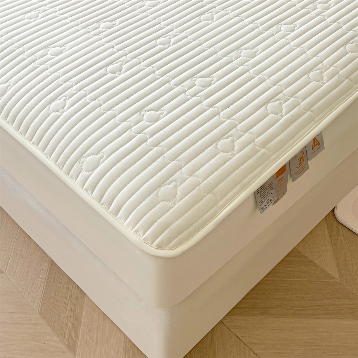 91家纺网 家纺一手货源 找家纺 雯豆家纺 2025新款洛川A类防水夹棉床笠三件套水洗棉磨毛床单保护套 洛川-月光白