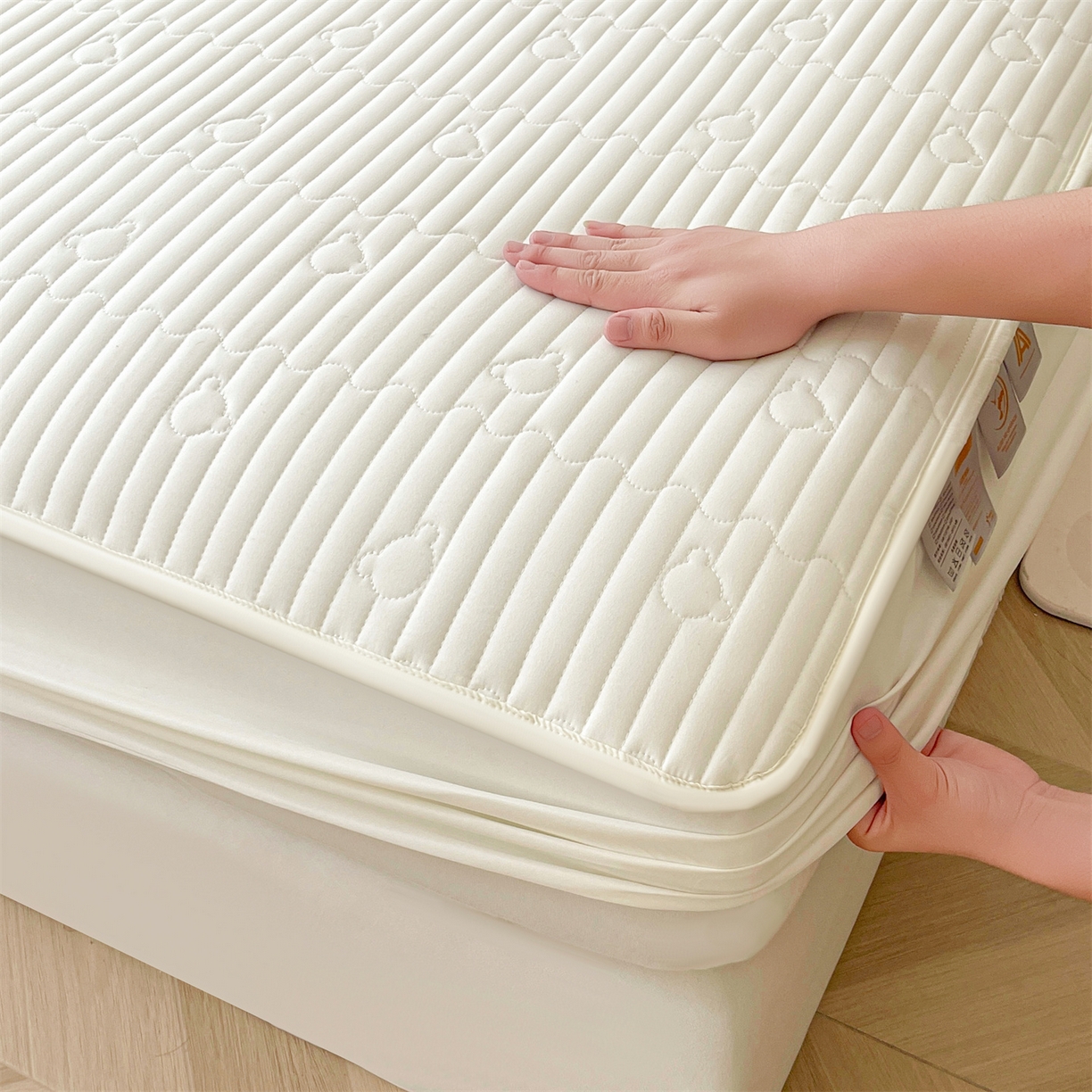 91家纺网 家纺一手货源 找家纺 雯豆家纺 2025新款洛川A类防水夹棉床笠三件套水洗棉磨毛床单保护套 洛川-月光白