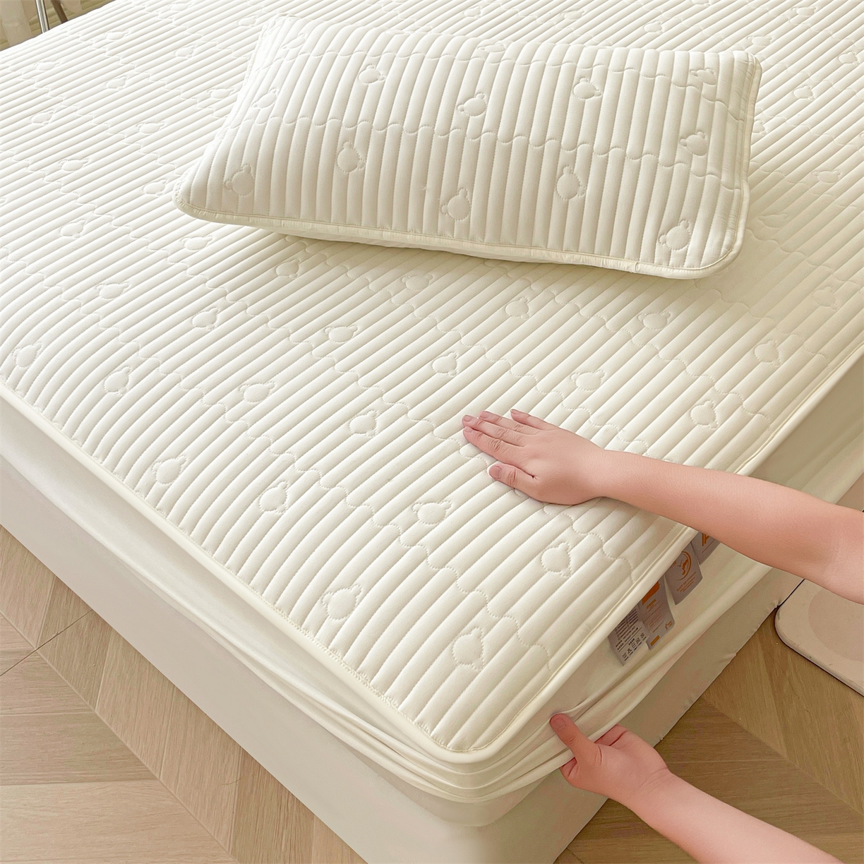 91家纺网 家纺一手货源 找家纺 雯豆家纺 2025新款洛川A类防水夹棉床笠三件套水洗棉磨毛床单保护套 洛川-月光白