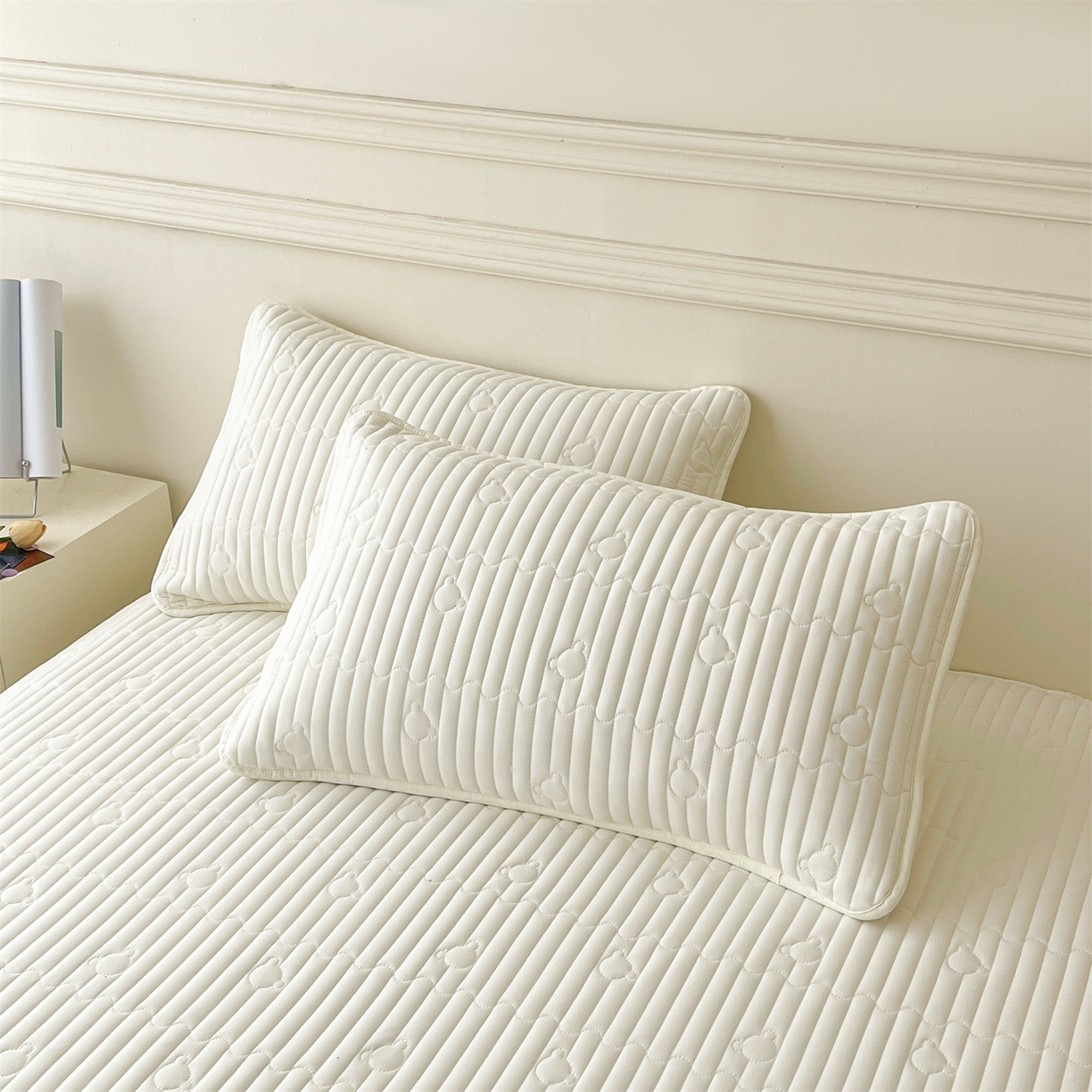 91家纺网 家纺一手货源 找家纺 雯豆家纺 2025新款洛川A类防水夹棉床笠三件套水洗棉磨毛床单保护套 洛川-月光白