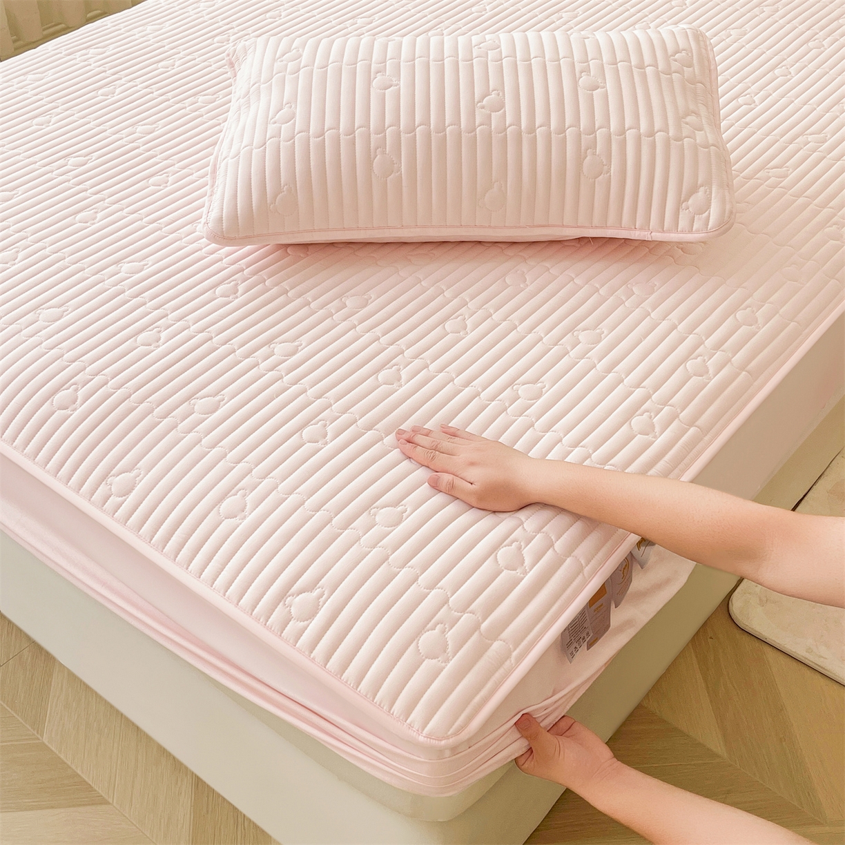 91家纺网 家纺一手货源 找家纺 （总）雯豆家纺 2025新款洛川A类防水夹棉床笠三件套水洗棉磨毛床单保护套