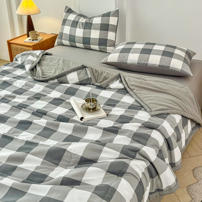 91家纺网 家纺一手货源 找家纺 小叮当家纺仓储工厂店 2025新款色织水洗棉夏被无印风百分百新疆棉花夏被四件套夏凉被四件套 灰中格（配B版床单230-250）