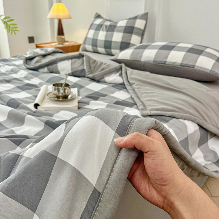 91家纺网 家纺一手货源 找家纺 小叮当家纺仓储工厂店 2025新款色织水洗棉夏被无印风百分百新疆棉花夏被四件套夏凉被四件套 灰中格（配B版床单230-250）