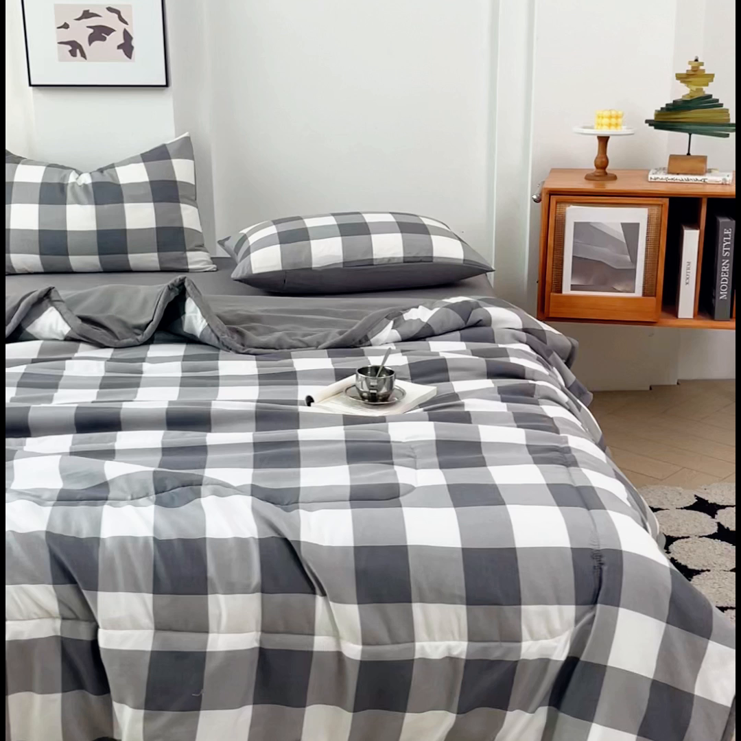 91家纺网 家纺一手货源 找家纺 小叮当家纺仓储工厂店 2025新款色织水洗棉夏被无印风百分百新疆棉花夏被四件套夏凉被四件套 灰中格（配B版床单230-250）