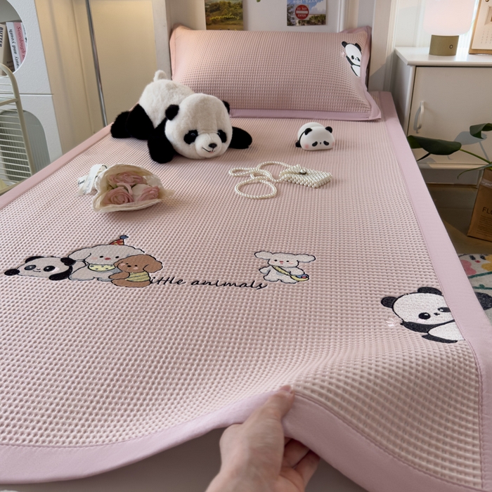 91家纺网 家纺一手货源 找家纺 眠多宝 2025新款凉豆豆学生宿舍用床席床笠可水洗凉席 床席床笠--床席款（绣花款） 呆萌玩伴