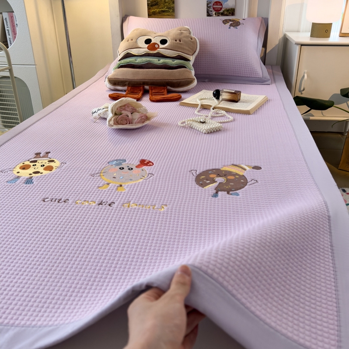 91家纺网 家纺一手货源 找家纺 眠多宝 2025新款凉豆豆学生宿舍用床席床笠可水洗凉席 床席床笠--床席款（绣花款） 乐享狂嗨-紫