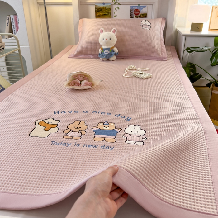 91家纺网 家纺一手货源 找家纺 眠多宝 2025新款凉豆豆学生宿舍用床席床笠可水洗凉席 床席床笠--床席款（绣花款） 米兜米兜-粉