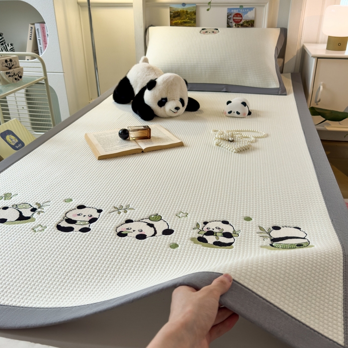 91家纺网 家纺一手货源 找家纺 眠多宝 2025新款凉豆豆学生宿舍用床席床笠可水洗凉席 床席床笠--床席款（绣花款） 奶熊兜兜