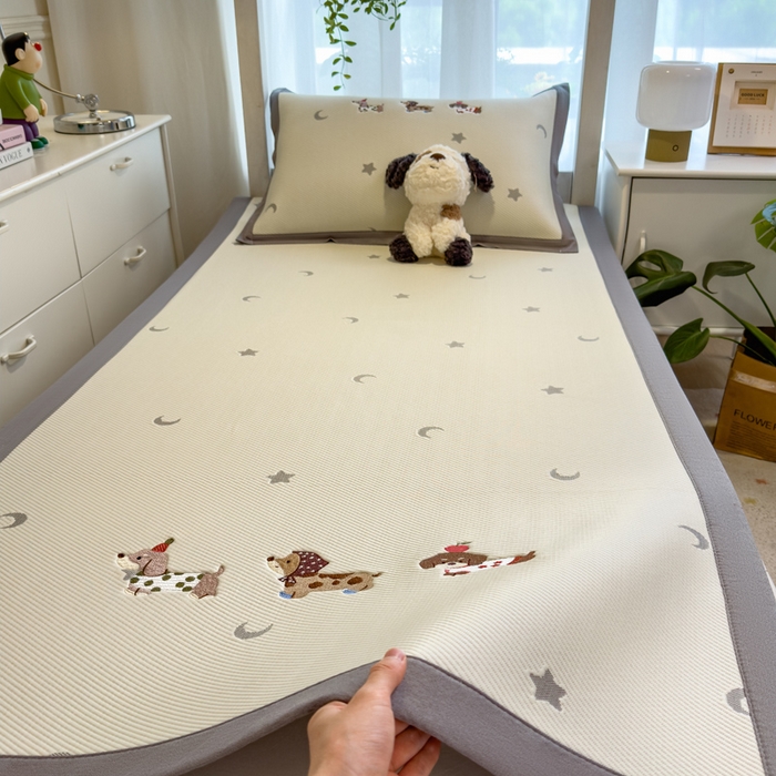 91家纺网 家纺一手货源 找家纺 眠多宝 2025新款凉豆豆学生宿舍用床席床笠可水洗凉席 床席床笠--床席款（绣花款） 淘气腊肠犬