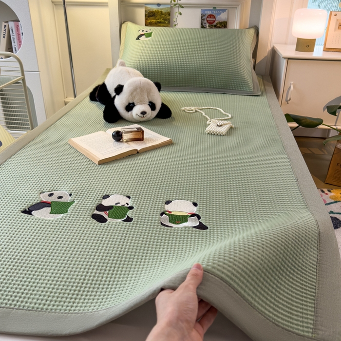 91家纺网 家纺一手货源 找家纺 眠多宝 2025新款凉豆豆学生宿舍用床席床笠可水洗凉席 床席床笠--床席款（绣花款） 熊猫噗噗-果绿