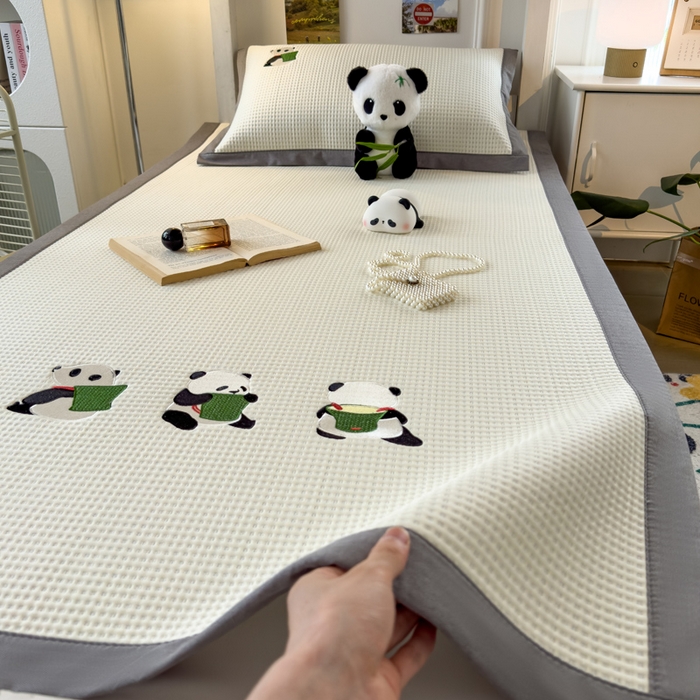 91家纺网 家纺一手货源 找家纺 眠多宝 2025新款凉豆豆学生宿舍用床席床笠可水洗凉席 床席床笠--床席款（绣花款） 熊猫噗噗-奶白