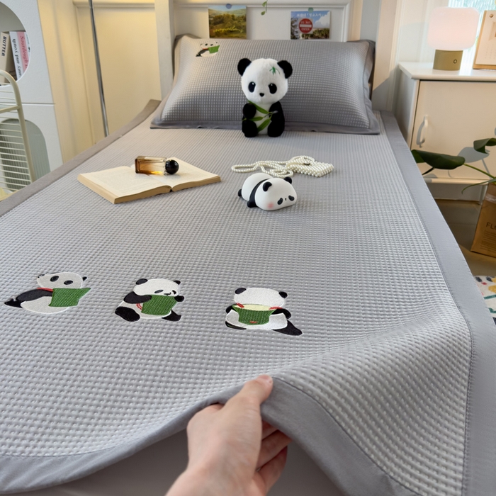 91家纺网 家纺一手货源 找家纺 眠多宝 2025新款凉豆豆学生宿舍用床席床笠可水洗凉席 床席床笠--床席款（绣花款） 熊猫噗噗-浅灰