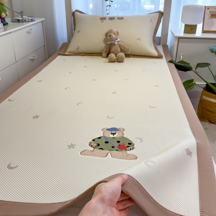 91家纺网 家纺一手货源 找家纺 眠多宝 2025新款凉豆豆学生宿舍用床席床笠可水洗凉席 床席床笠--床席款（绣花款） 呆酱熊
