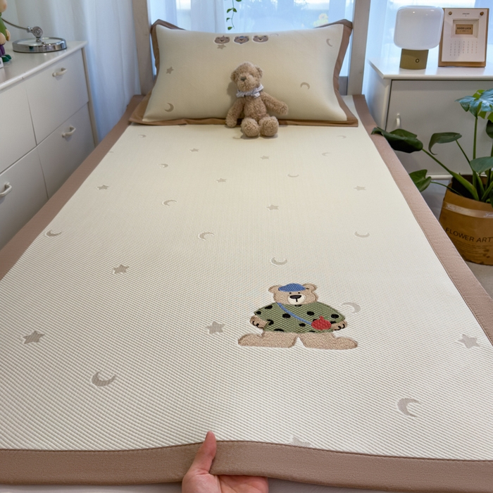 91家纺网 家纺一手货源 找家纺 眠多宝 2025新款凉豆豆学生宿舍用床席床笠可水洗凉席 床席床笠--床席款（绣花款） 呆酱熊