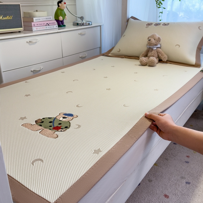 91家纺网 家纺一手货源 找家纺 眠多宝 2025新款凉豆豆学生宿舍用床席床笠可水洗凉席 床席床笠--床席款（绣花款） 呆酱熊