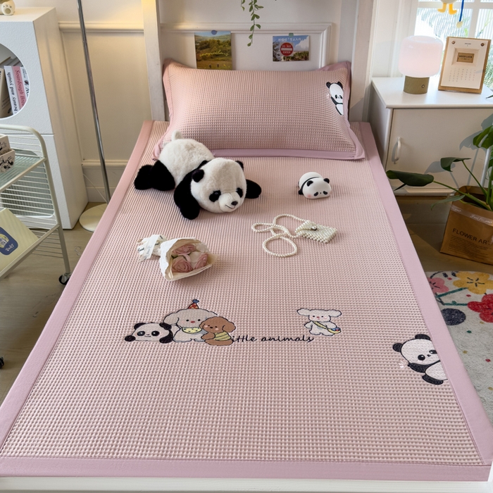 91家纺网 家纺一手货源 找家纺 眠多宝 2025新款凉豆豆学生宿舍用床席床笠可水洗凉席 床席床笠--床席款（绣花款） 呆萌玩伴