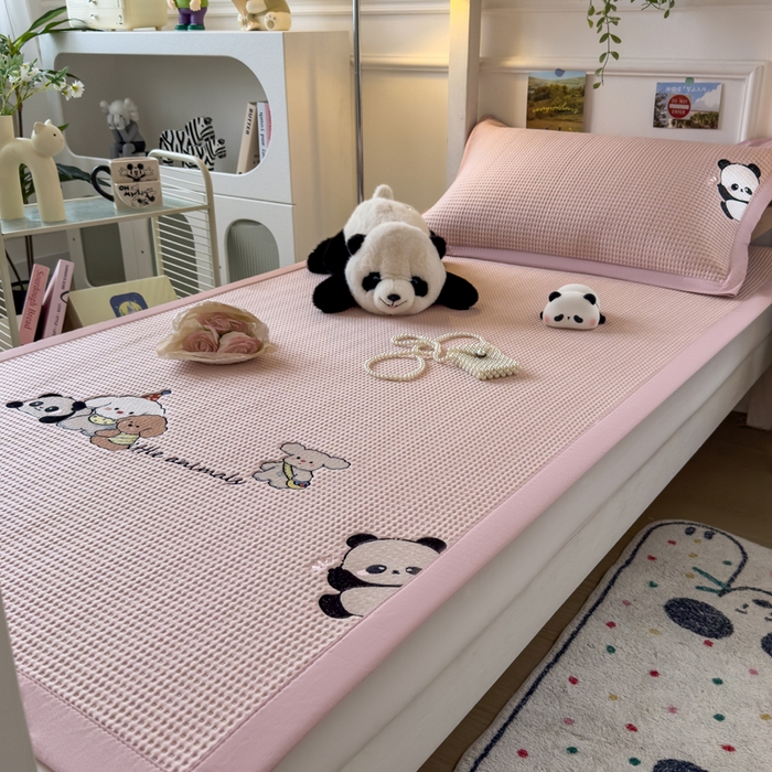 91家纺网 家纺一手货源 找家纺 眠多宝 2025新款凉豆豆学生宿舍用床席床笠可水洗凉席 床席床笠--床席款（绣花款） 呆萌玩伴