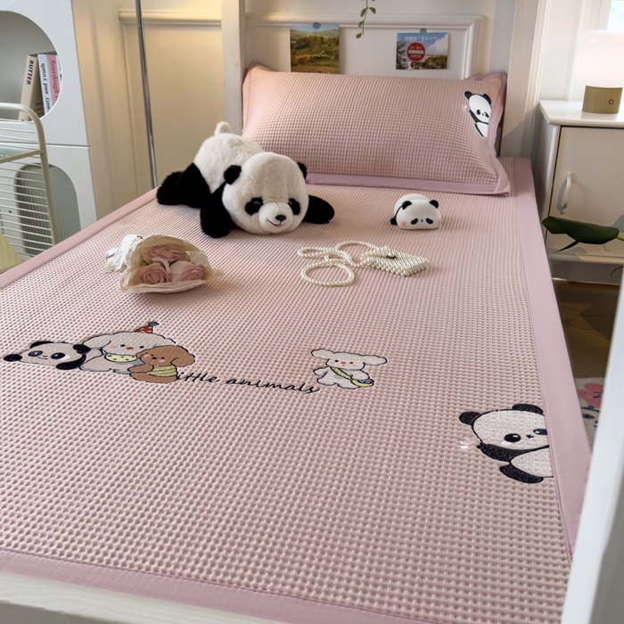 91家纺网 家纺一手货源 找家纺 眠多宝 2025新款凉豆豆学生宿舍用床席床笠可水洗凉席 床席床笠--床席款（绣花款） 呆萌玩伴