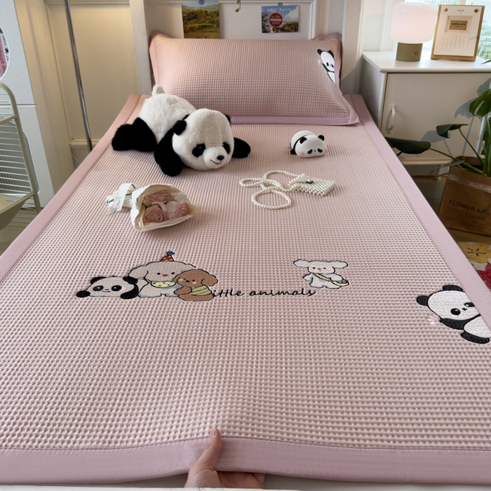 91家纺网 家纺一手货源 找家纺 眠多宝 2025新款凉豆豆学生宿舍用床席床笠可水洗凉席 床席床笠--床席款（绣花款） 呆萌玩伴