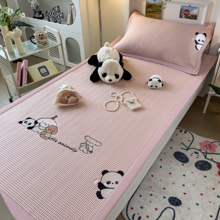 91家纺网 家纺一手货源 找家纺 眠多宝 2025新款凉豆豆学生宿舍用床席床笠可水洗凉席 床席床笠--床席款（绣花款） 呆萌玩伴