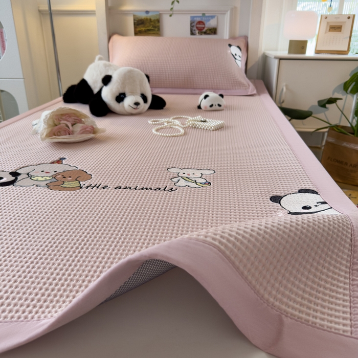 91家纺网 家纺一手货源 找家纺 眠多宝 2025新款凉豆豆学生宿舍用床席床笠可水洗凉席 床席床笠--床席款（绣花款） 呆萌玩伴