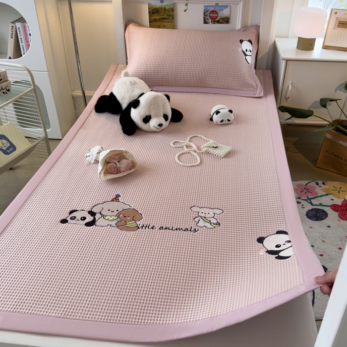 91家纺网 家纺一手货源 找家纺 眠多宝 2025新款凉豆豆学生宿舍用床席床笠可水洗凉席 床席床笠--床席款（绣花款） 呆萌玩伴