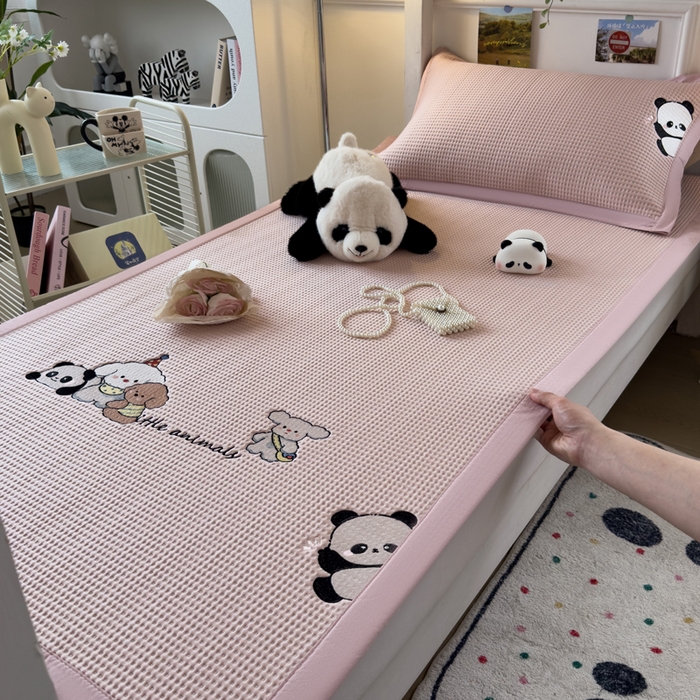 91家纺网 家纺一手货源 找家纺 眠多宝 2025新款凉豆豆学生宿舍用床席床笠可水洗凉席 床席床笠--床席款（绣花款） 呆萌玩伴