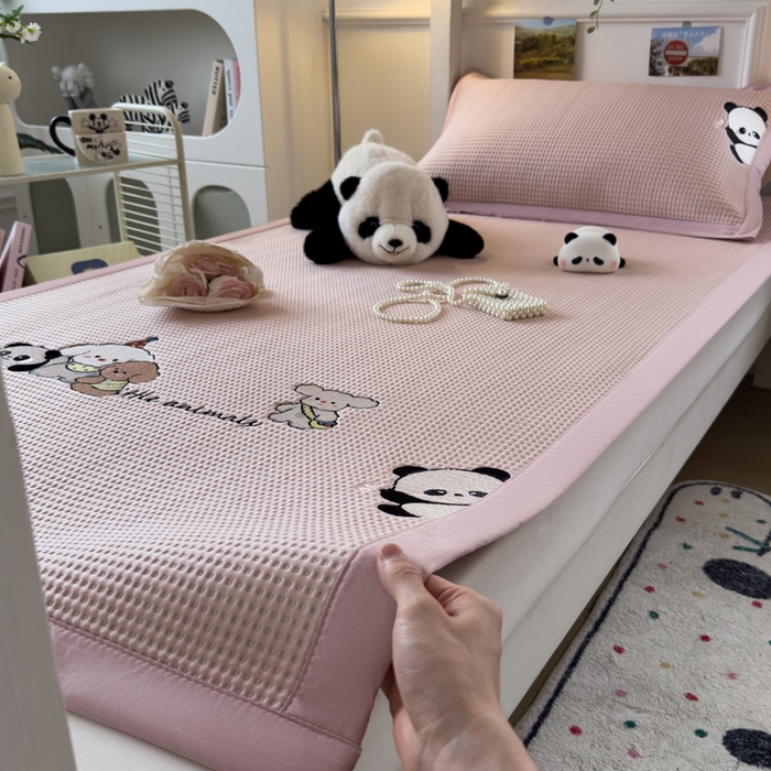 91家纺网 家纺一手货源 找家纺 眠多宝 2025新款凉豆豆学生宿舍用床席床笠可水洗凉席 床席床笠--床席款（绣花款） 呆萌玩伴