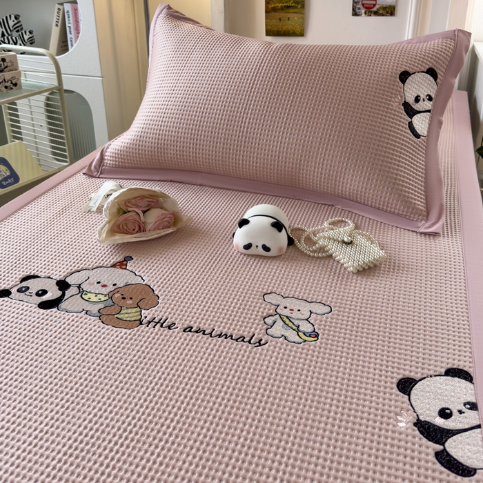 91家纺网 家纺一手货源 找家纺 眠多宝 2025新款凉豆豆学生宿舍用床席床笠可水洗凉席 床席床笠--床席款（绣花款） 呆萌玩伴