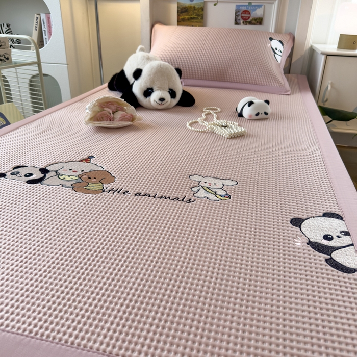 91家纺网 家纺一手货源 找家纺 眠多宝 2025新款凉豆豆学生宿舍用床席床笠可水洗凉席 床席床笠--床席款（绣花款） 呆萌玩伴