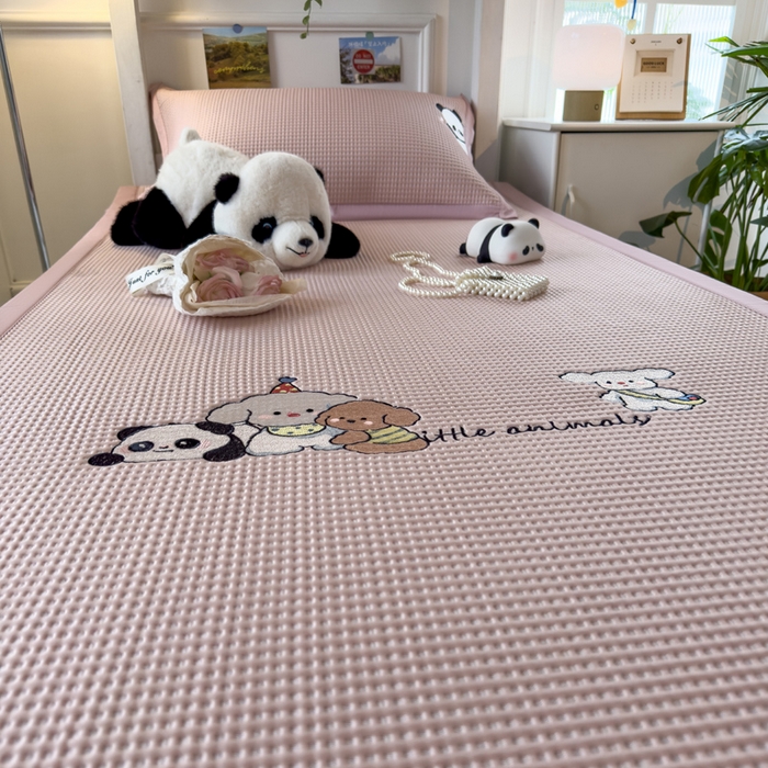 91家纺网 家纺一手货源 找家纺 眠多宝 2025新款凉豆豆学生宿舍用床席床笠可水洗凉席 床席床笠--床席款（绣花款） 呆萌玩伴