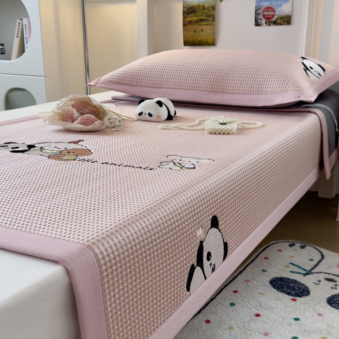 91家纺网 家纺一手货源 找家纺 眠多宝 2025新款凉豆豆学生宿舍用床席床笠可水洗凉席 床席床笠--床席款（绣花款） 呆萌玩伴