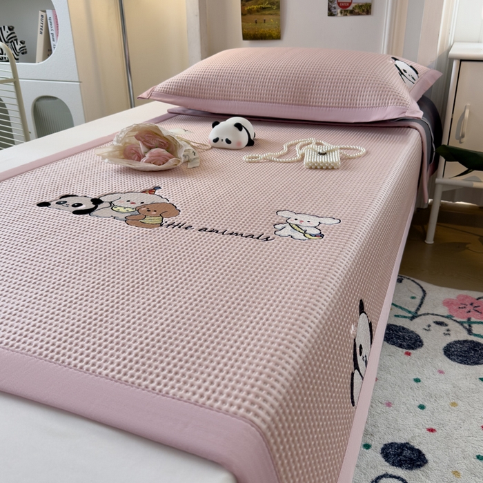 91家纺网 家纺一手货源 找家纺 眠多宝 2025新款凉豆豆学生宿舍用床席床笠可水洗凉席 床席床笠--床席款（绣花款） 呆萌玩伴