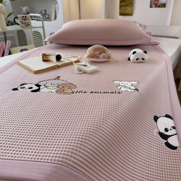 91家纺网 家纺一手货源 找家纺 眠多宝 2025新款凉豆豆学生宿舍用床席床笠可水洗凉席 床席床笠--床席款（绣花款） 呆萌玩伴