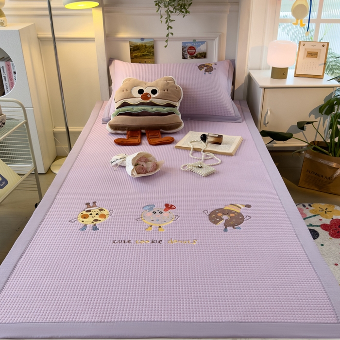 91家纺网 家纺一手货源 找家纺 眠多宝 2025新款凉豆豆学生宿舍用床席床笠可水洗凉席 床席床笠--床席款（绣花款） 乐享狂嗨-紫