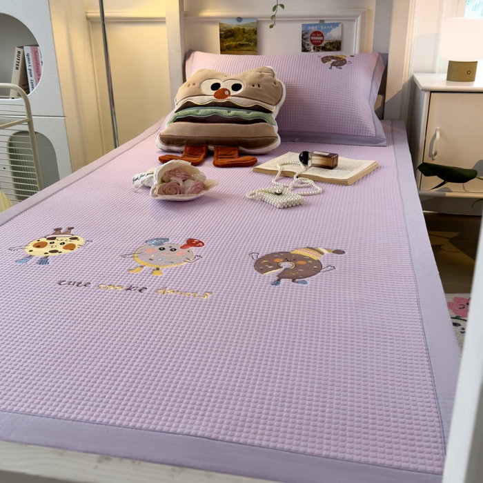 91家纺网 家纺一手货源 找家纺 眠多宝 2025新款凉豆豆学生宿舍用床席床笠可水洗凉席 床席床笠--床席款（绣花款） 乐享狂嗨-紫