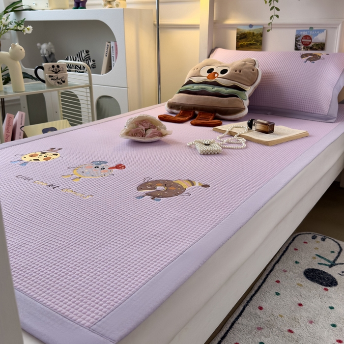 91家纺网 家纺一手货源 找家纺 眠多宝 2025新款凉豆豆学生宿舍用床席床笠可水洗凉席 床席床笠--床席款（绣花款） 乐享狂嗨-紫