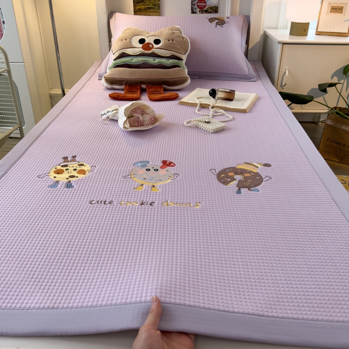 91家纺网 家纺一手货源 找家纺 眠多宝 2025新款凉豆豆学生宿舍用床席床笠可水洗凉席 床席床笠--床席款（绣花款） 乐享狂嗨-紫