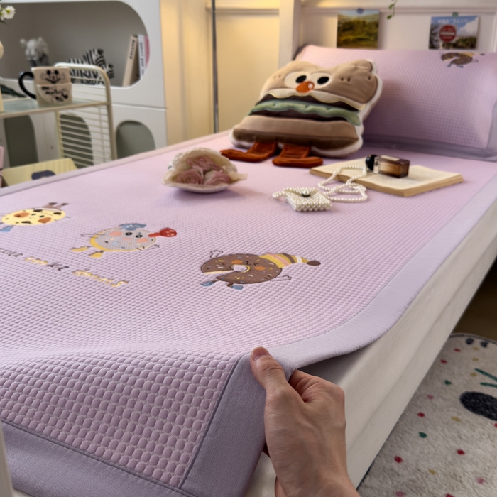 91家纺网 家纺一手货源 找家纺 眠多宝 2025新款凉豆豆学生宿舍用床席床笠可水洗凉席 床席床笠--床席款（绣花款） 乐享狂嗨-紫