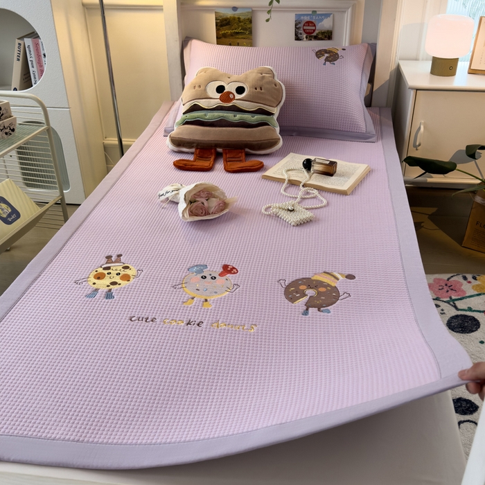 91家纺网 家纺一手货源 找家纺 眠多宝 2025新款凉豆豆学生宿舍用床席床笠可水洗凉席 床席床笠--床席款（绣花款） 乐享狂嗨-紫