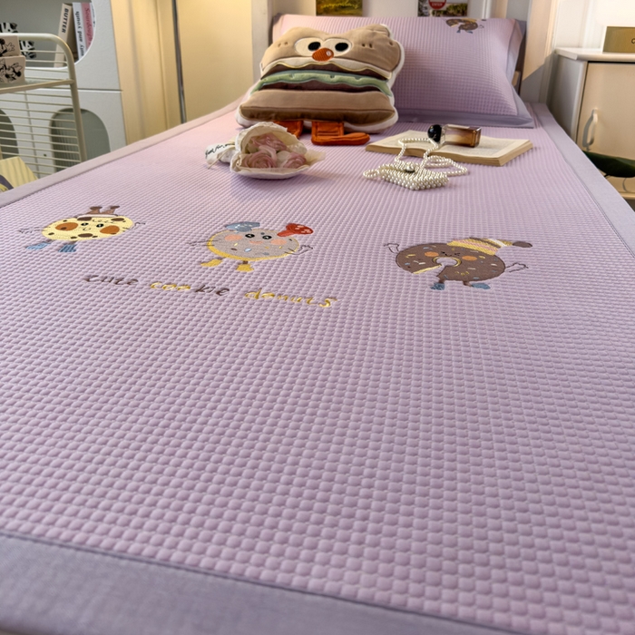 91家纺网 家纺一手货源 找家纺 眠多宝 2025新款凉豆豆学生宿舍用床席床笠可水洗凉席 床席床笠--床席款（绣花款） 乐享狂嗨-紫