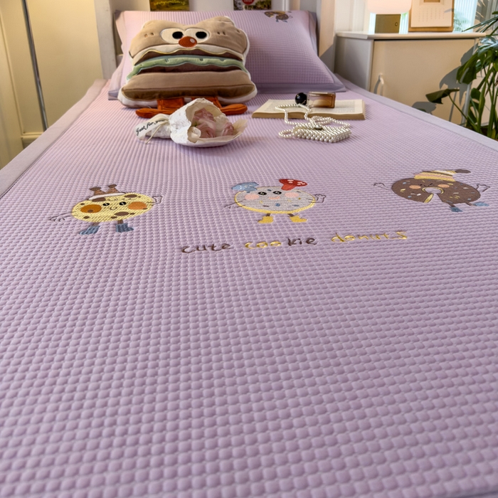 91家纺网 家纺一手货源 找家纺 眠多宝 2025新款凉豆豆学生宿舍用床席床笠可水洗凉席 床席床笠--床席款（绣花款） 乐享狂嗨-紫