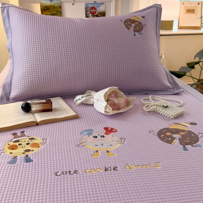 91家纺网 家纺一手货源 找家纺 眠多宝 2025新款凉豆豆学生宿舍用床席床笠可水洗凉席 床席床笠--床席款（绣花款） 乐享狂嗨-紫