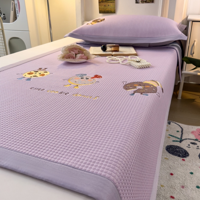 91家纺网 家纺一手货源 找家纺 眠多宝 2025新款凉豆豆学生宿舍用床席床笠可水洗凉席 床席床笠--床席款（绣花款） 乐享狂嗨-紫