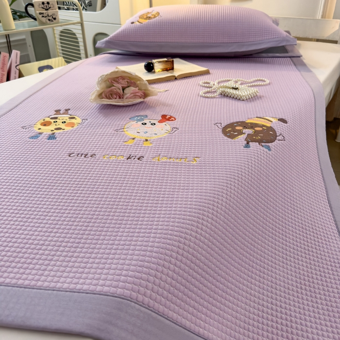 91家纺网 家纺一手货源 找家纺 眠多宝 2025新款凉豆豆学生宿舍用床席床笠可水洗凉席 床席床笠--床席款（绣花款） 乐享狂嗨-紫